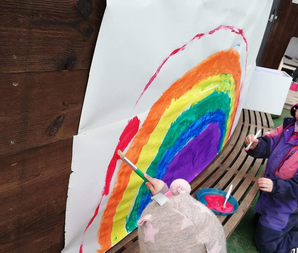Barn som maler en regnbue - Klikk for stort bilde